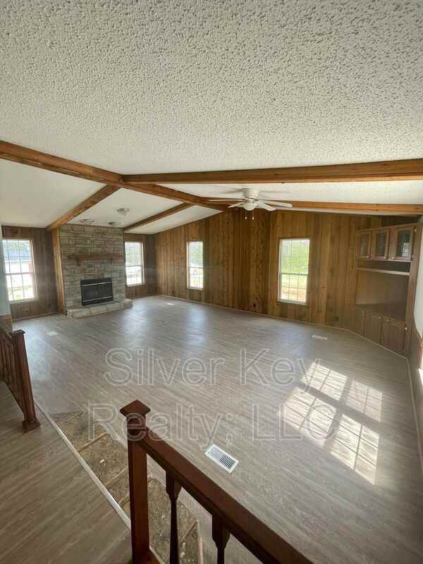 137 H St - Photo 4 of 21