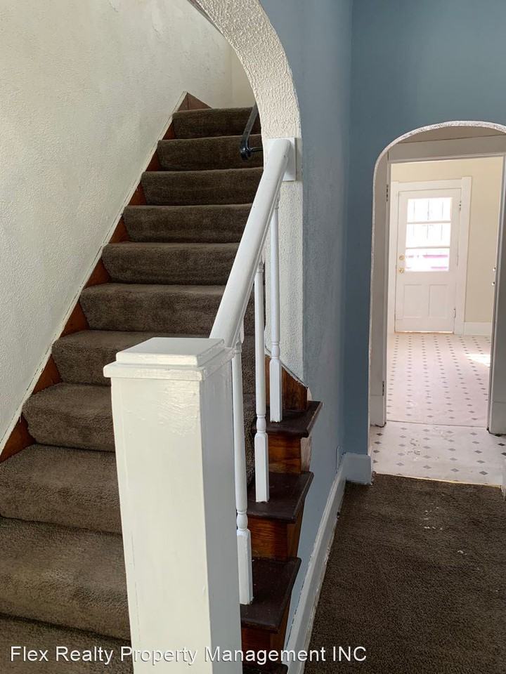 1661 W Bancroft St - Photo 2 of 13