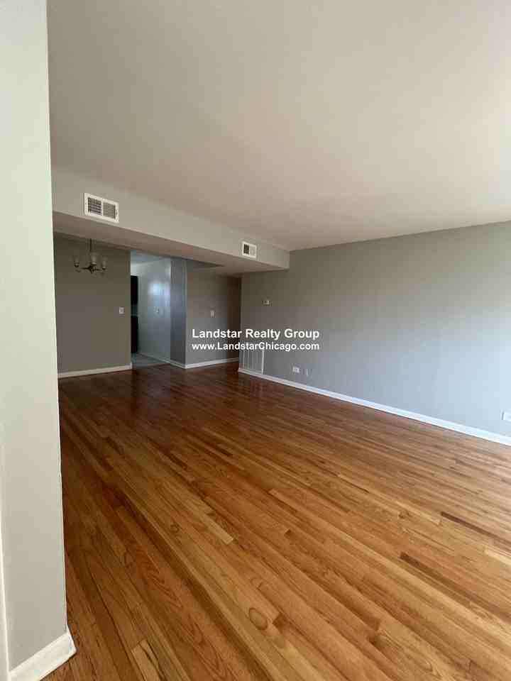 4924 4924 Mulford 2N #2N - Photo 2 of 17