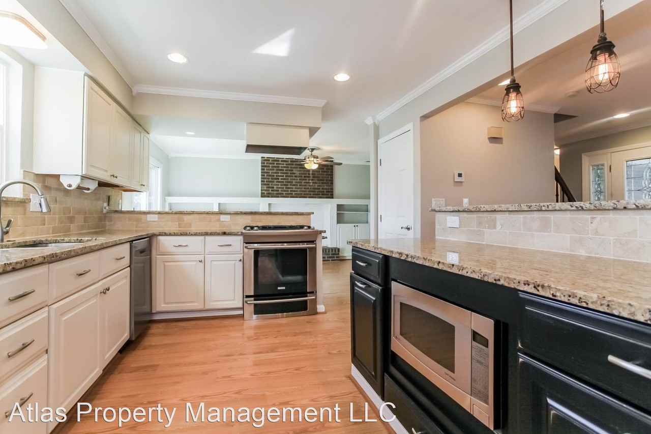 1849 Poplar Dr - Photo 3 of 15