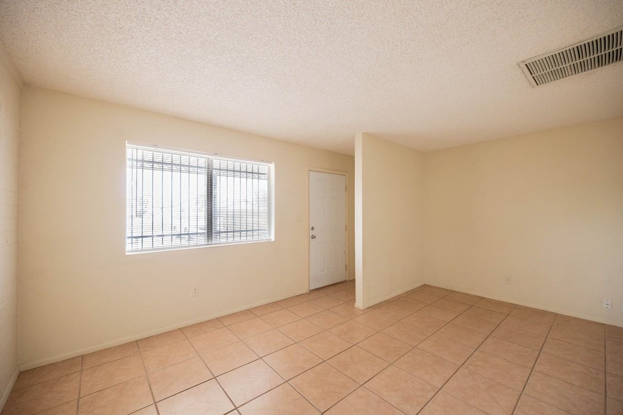 511 N Brown Ave - Photo 3 of 17