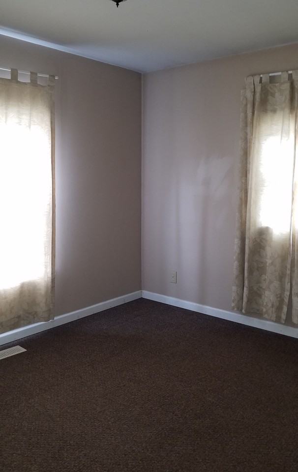 421 Pine St - Photo 3 of 7