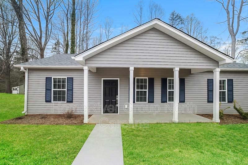 2048 Claxton Dr - Photo 2 of 18