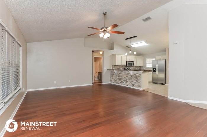 1805 Hudson Ct - Photo 3 of 16