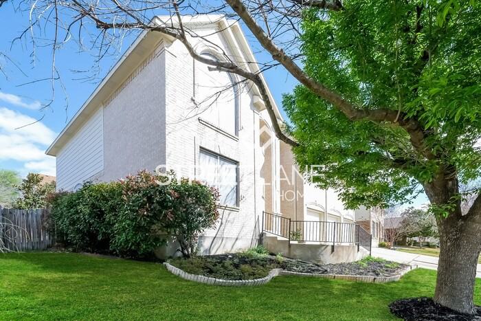 3706 Hawk Ridge St - Photo 2 of 15