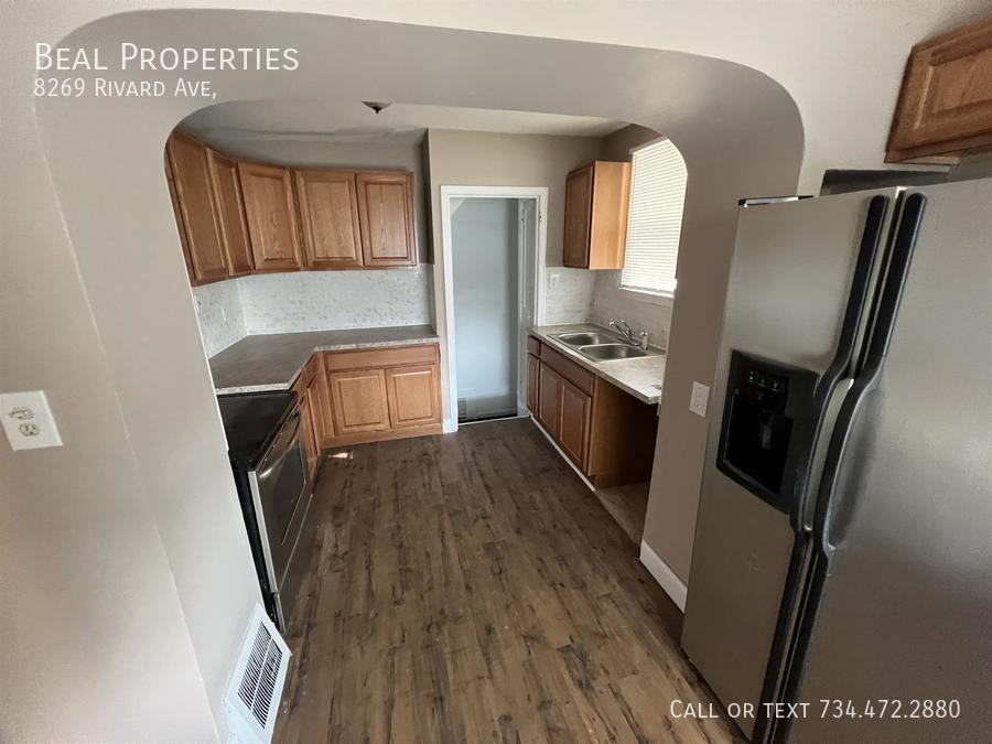 8269 Rivard Ave - Photo 2 of 11