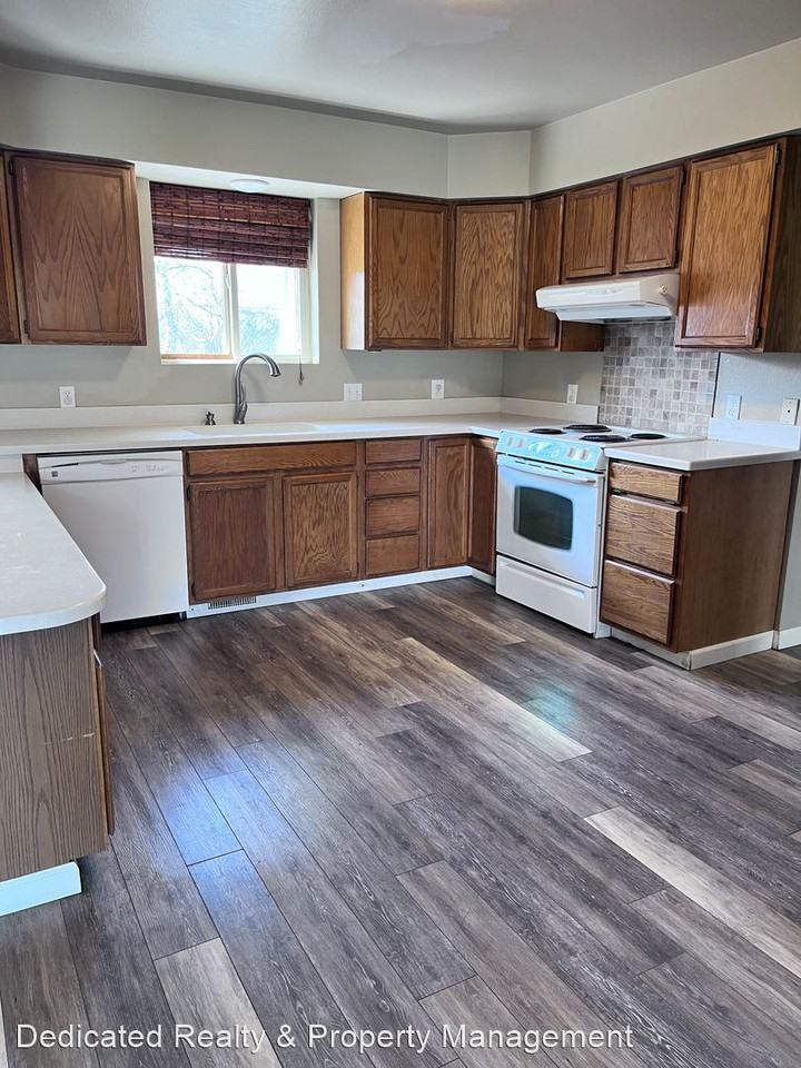 1191 E Selah Rd - Photo 2 of 19