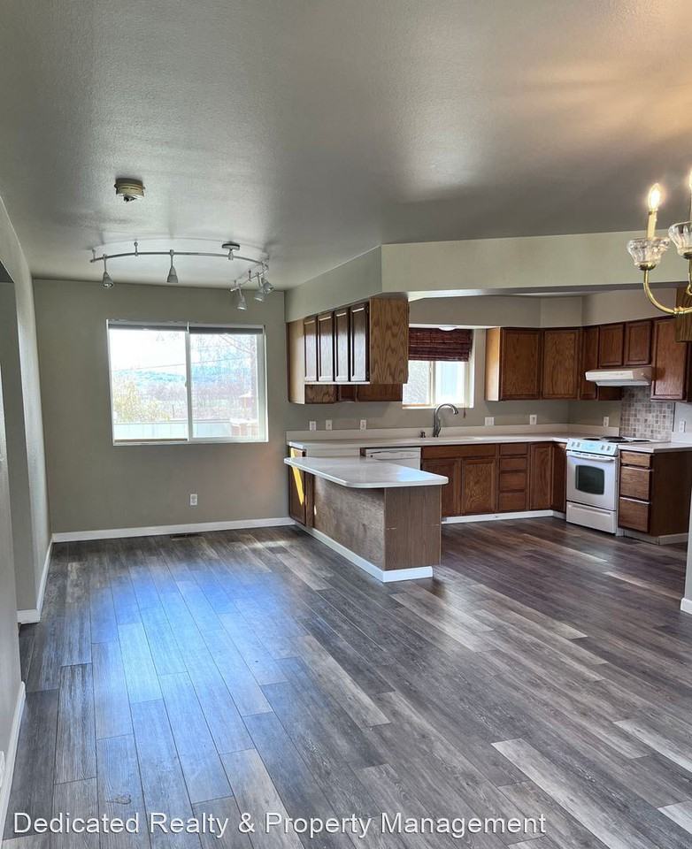 1191 E Selah Rd - Photo 3 of 19