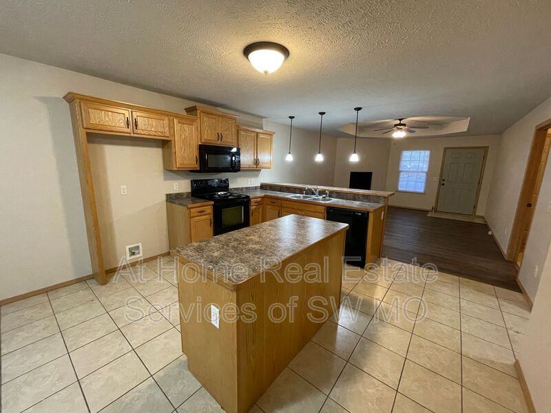 2173 E Hamilton St - Photo 4 of 11
