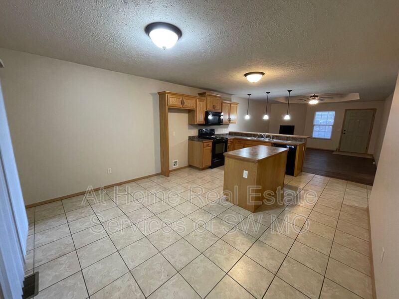 2173 E Hamilton St - Photo 5 of 11