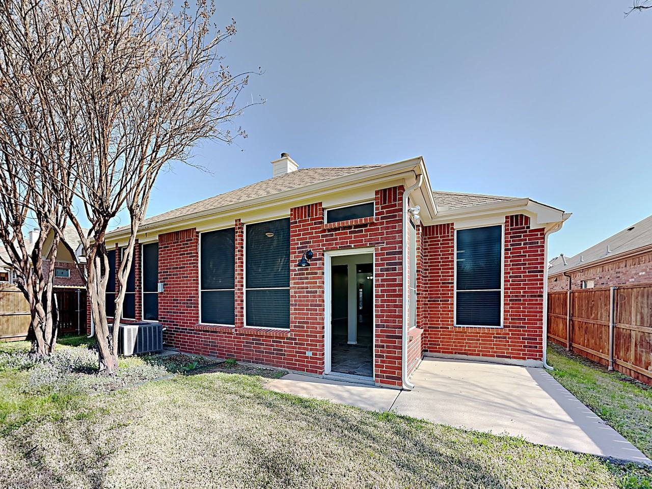 2804 Thorncreek Ln - Photo 2 of 18