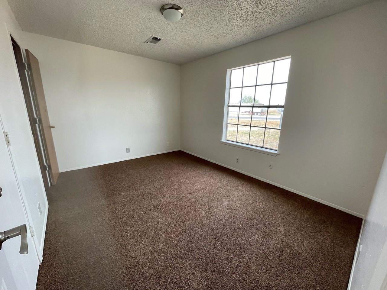 2909 N Torrance Ave - Photo 3 of 7
