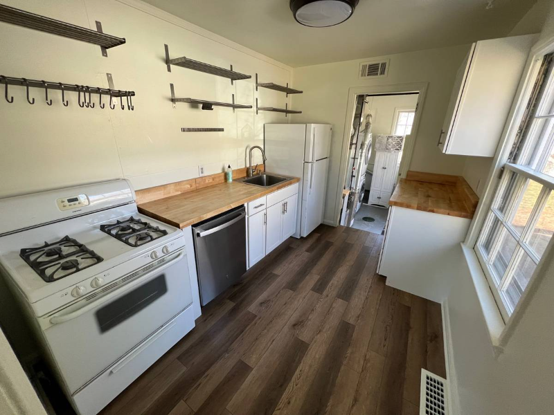 1007 Gott St - Photo 6 of 18