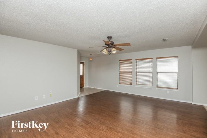 10125 Chapel Hill Ct - Photo 3 of 15