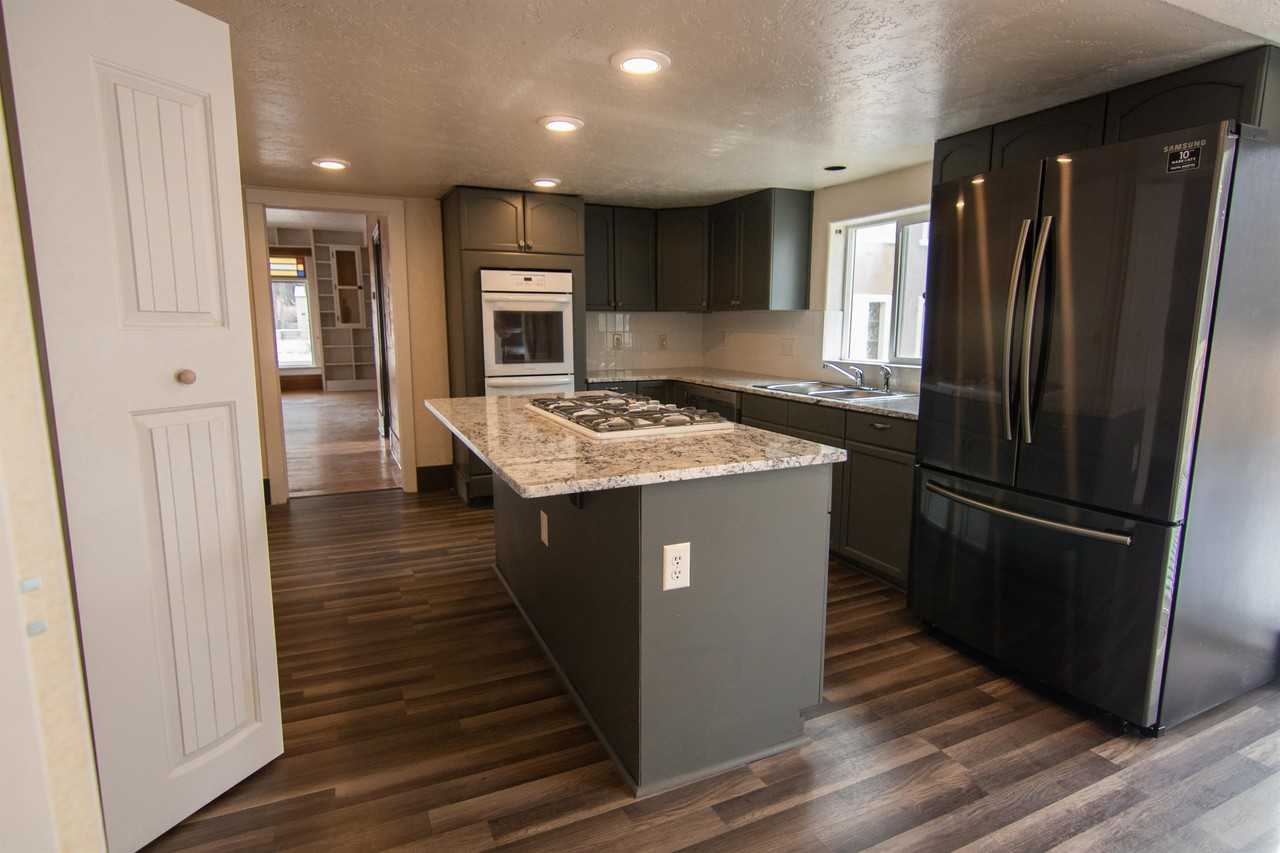 802 S 10th St - Photo 4 of 32