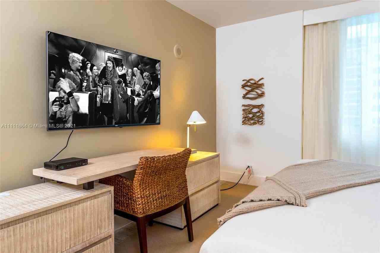 102 24th St #906 - Photo 2 of 15