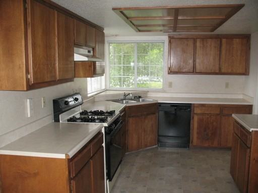 165 Danbury Dr - Photo 2 of 10