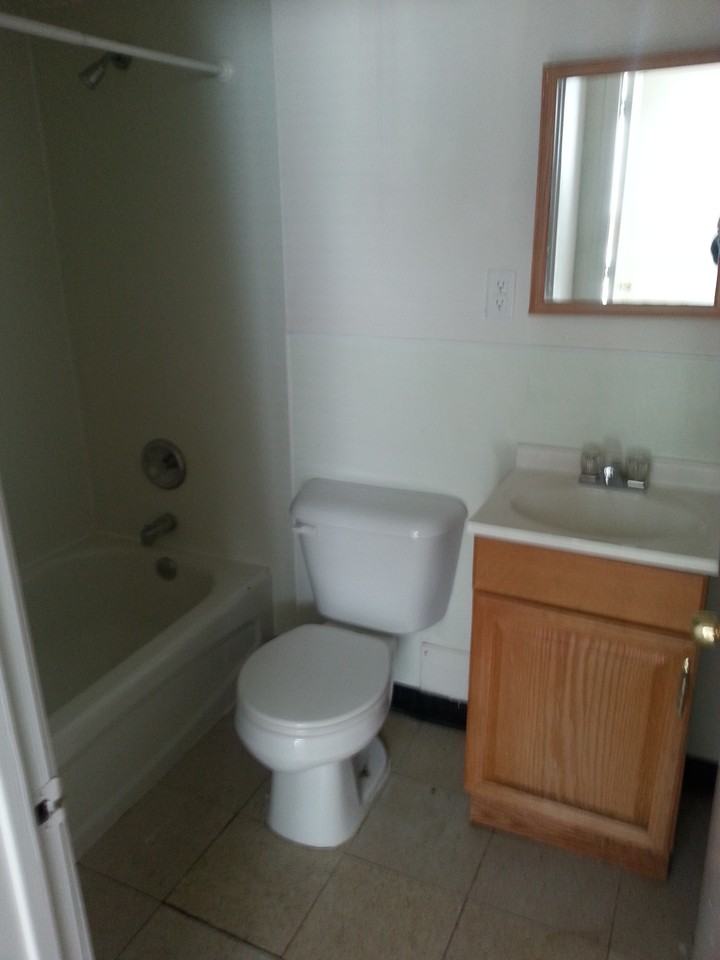 4018 Beachwood Ave - Photo 3 of 5