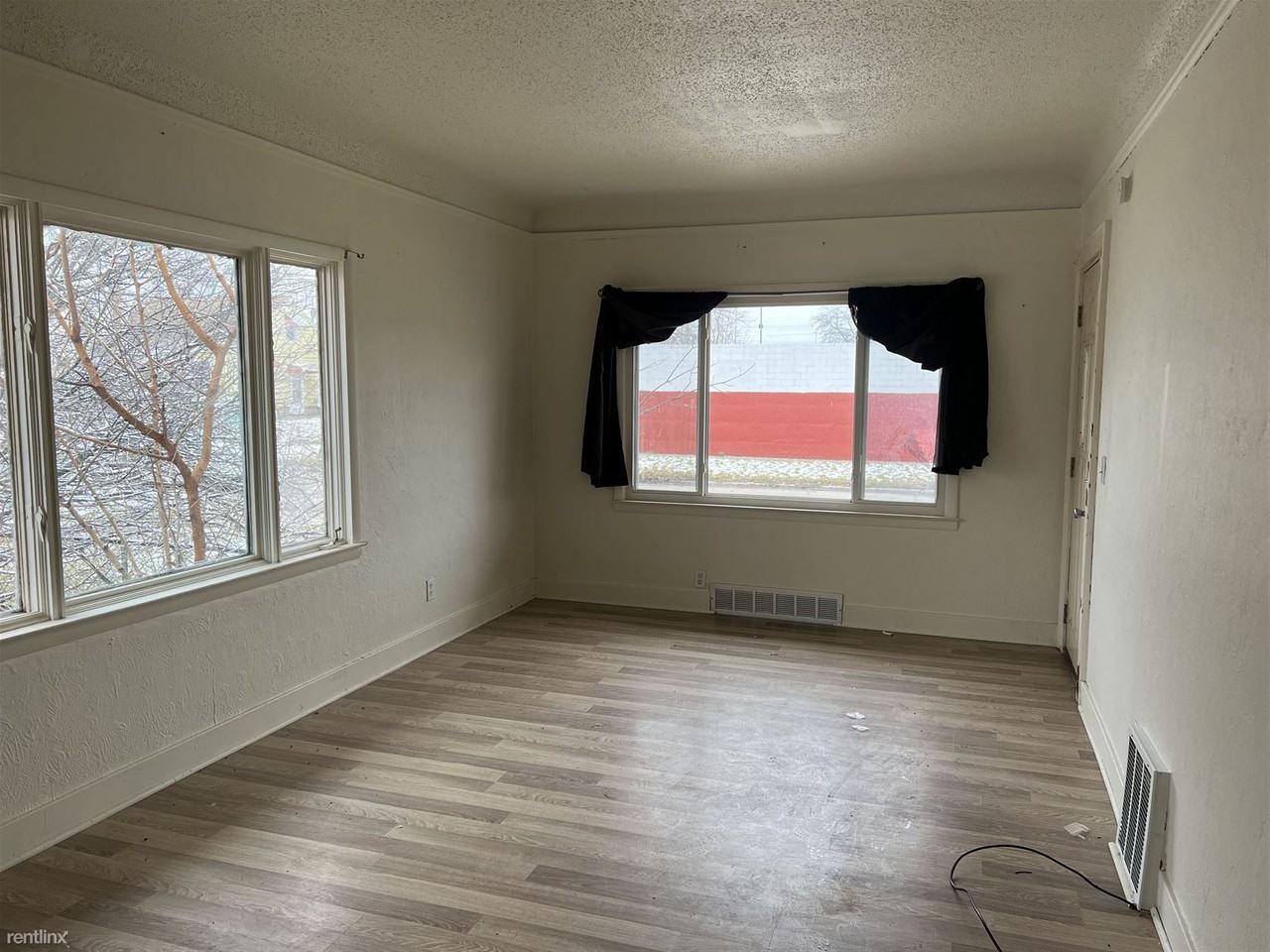 952 Markham St - Photo 3 of 13
