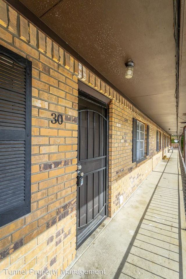 925 Shallowford - Photo 3 of 42