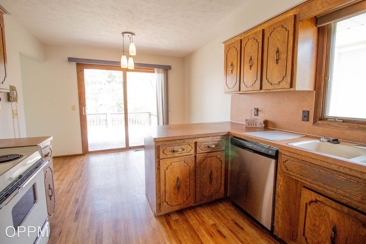 15134 Farnam Cir - Photo 2 of 24