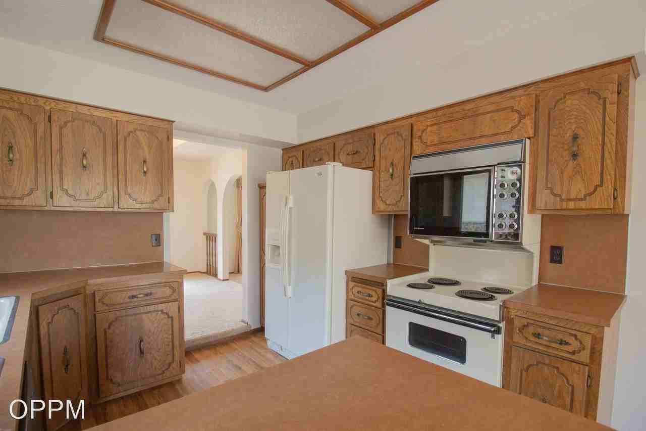 15134 Farnam Cir - Photo 3 of 24