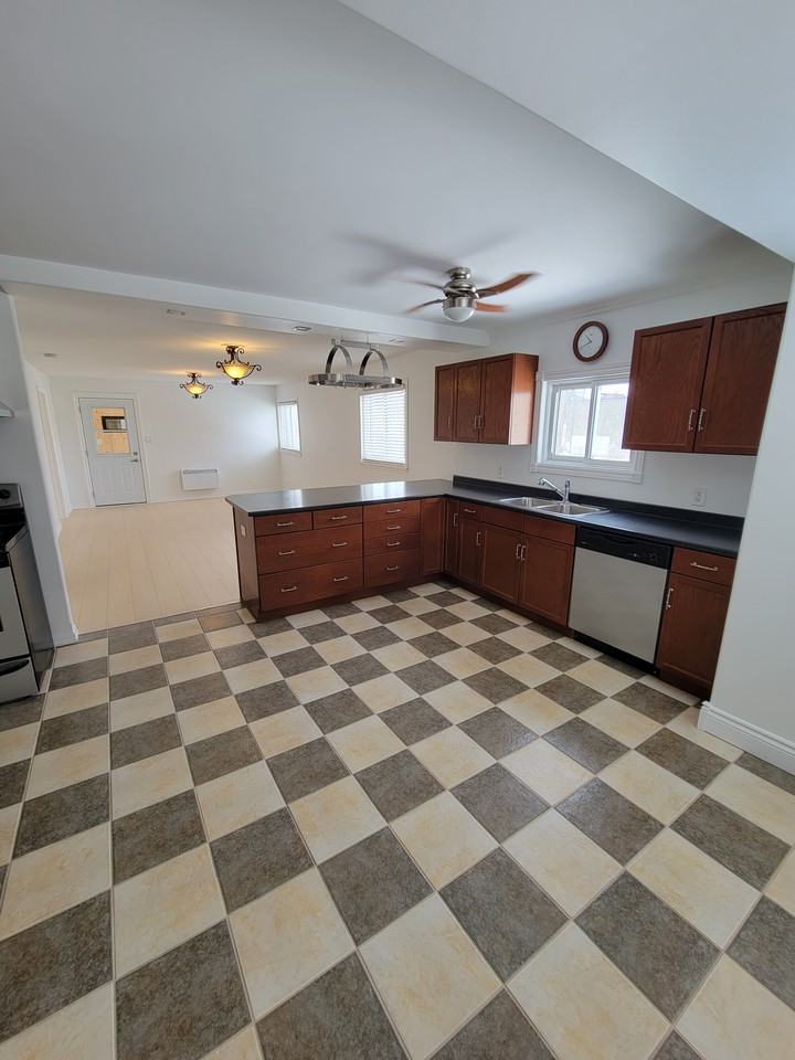 Quiet duplex 320 Queen Street, Greater Sudbury, ON P3B 2K4