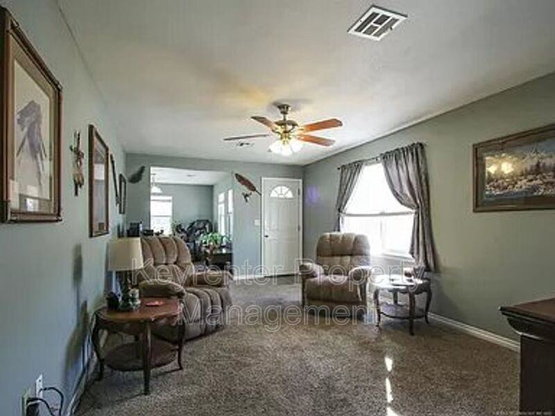 124 S Linden St - Photo 2 of 13