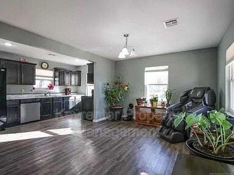 124 S Linden St - Photo 3 of 13