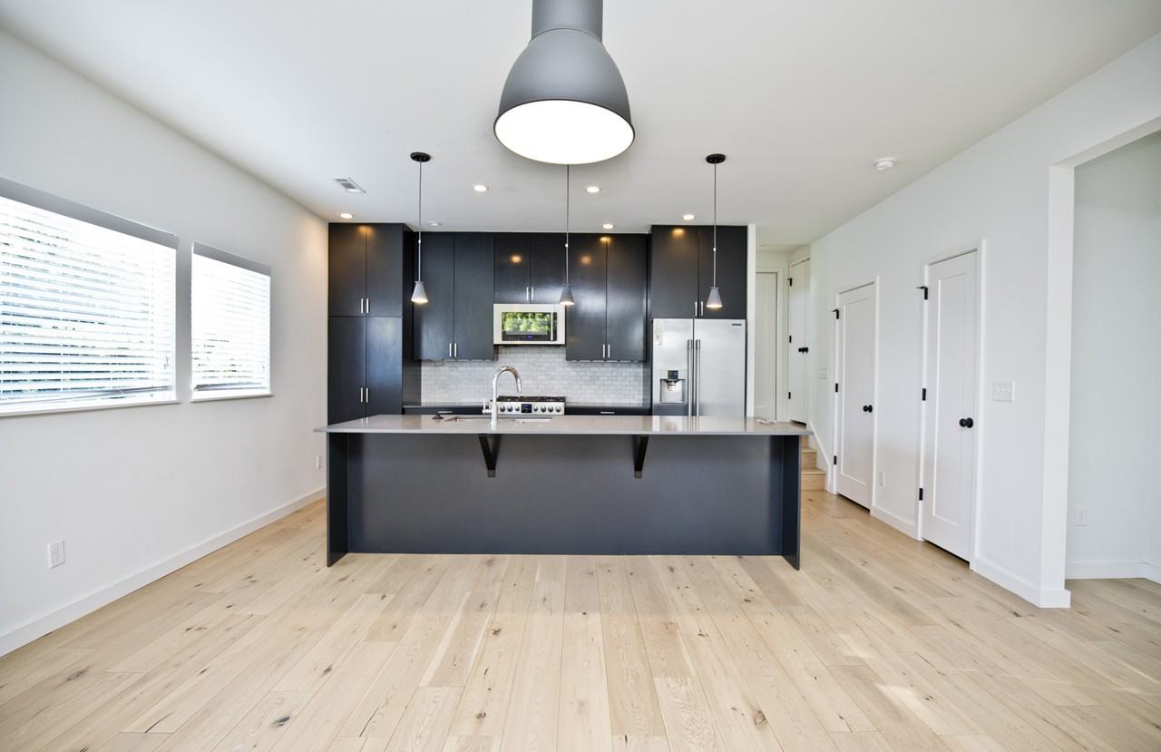 722 W Stone St #1 - Photo 5 of 26