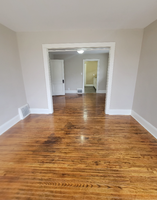 1027 Elysian Ave - Photo 3 of 18