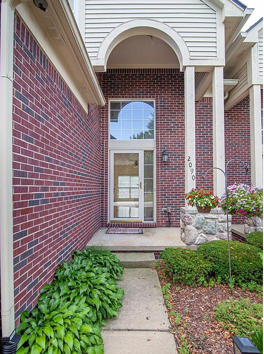 2090 Preserve Cir W - Photo 2 of 18