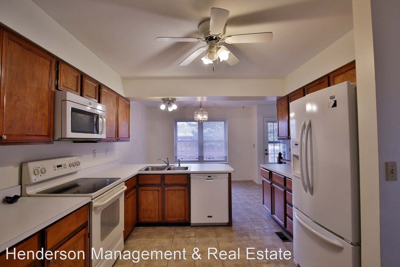 1036 Strachan Dr - Photo 3 of 29