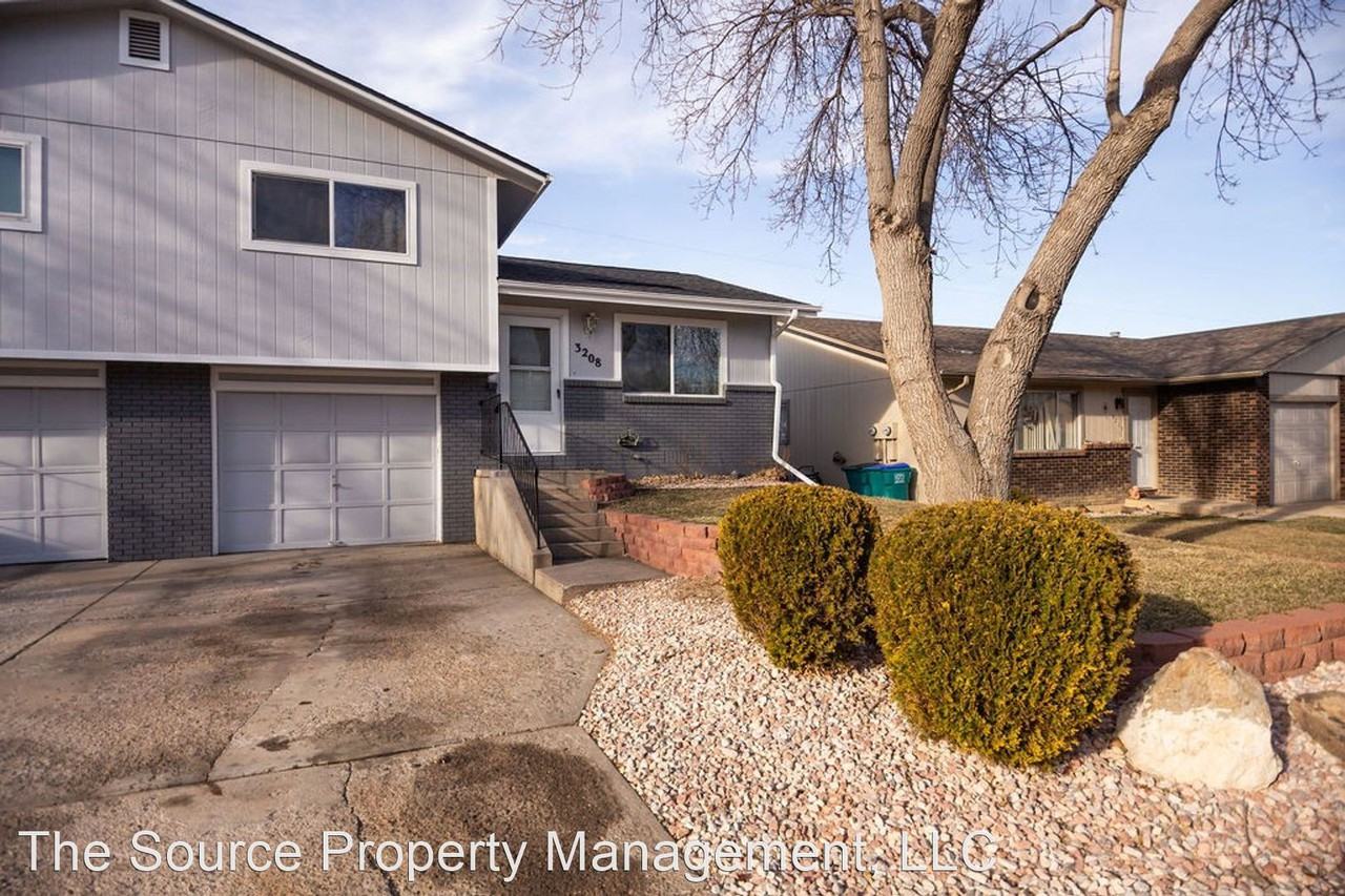 3208 Spruce Dr - Photo 3 of 25