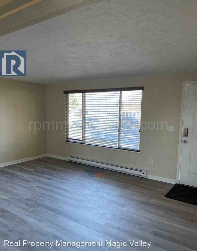 323 E Avenue K - Photo 2 of 10