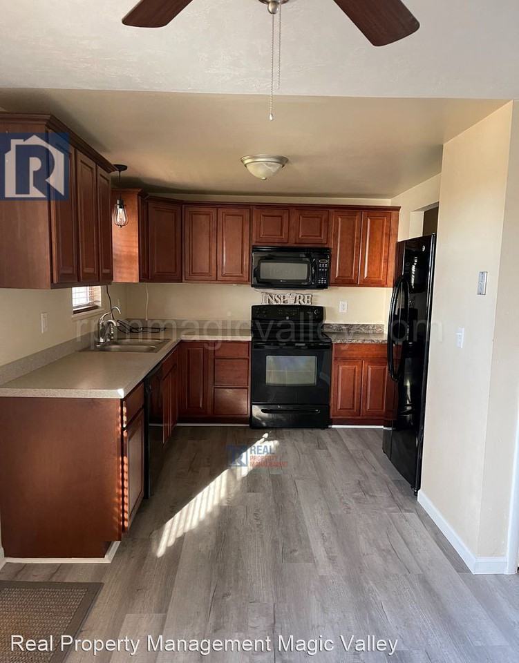 323 E Avenue K - Photo 3 of 10