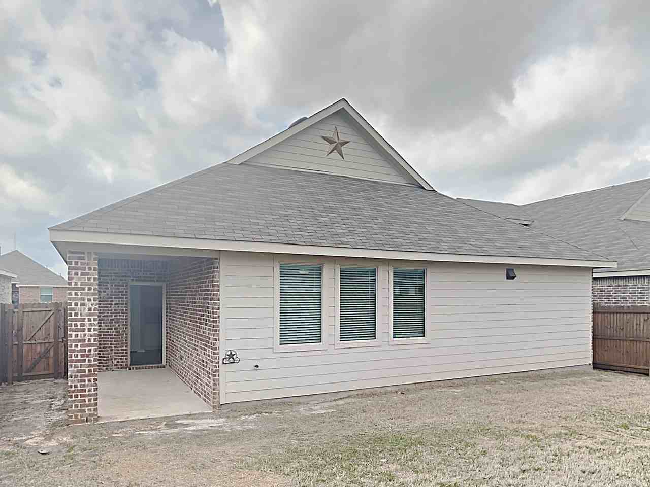 2142 Clarion Dr - Photo 2 of 19