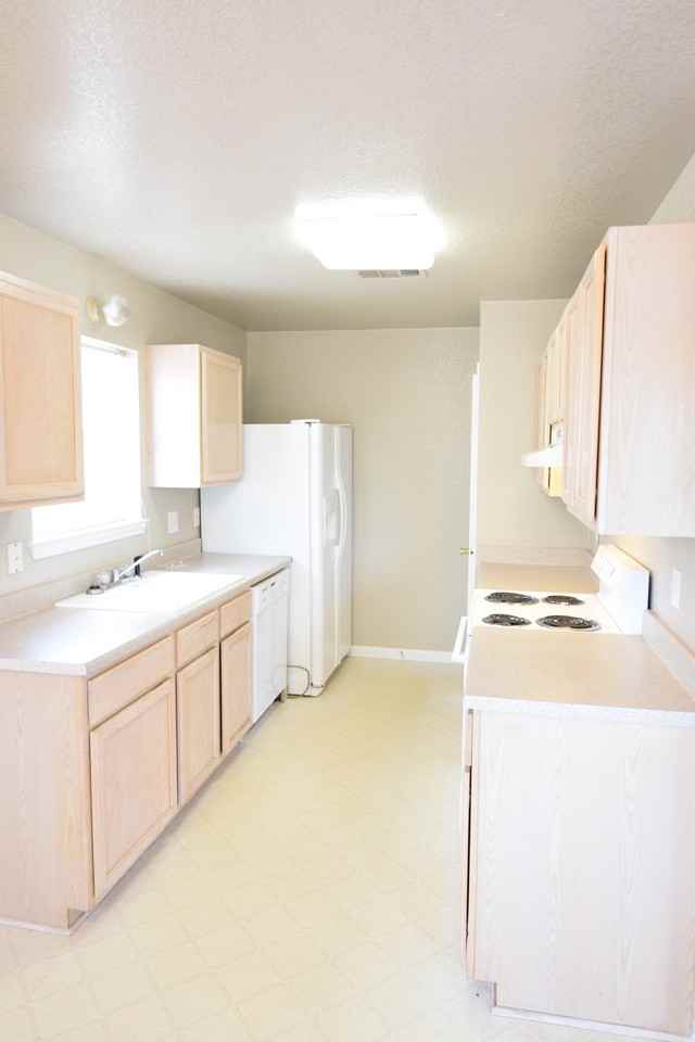 2504 Edgefield St - Photo 4 of 16