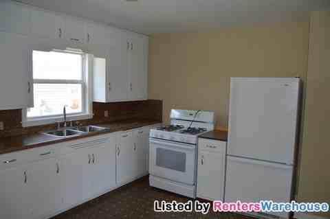 208 W 3rd St - Photo 3 of 15