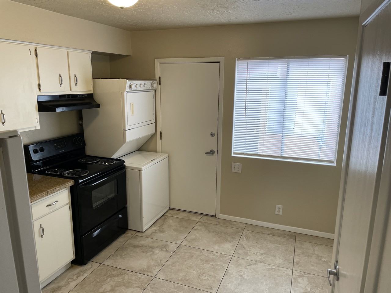 1041 Utah St Ne - Photo 3 of 20