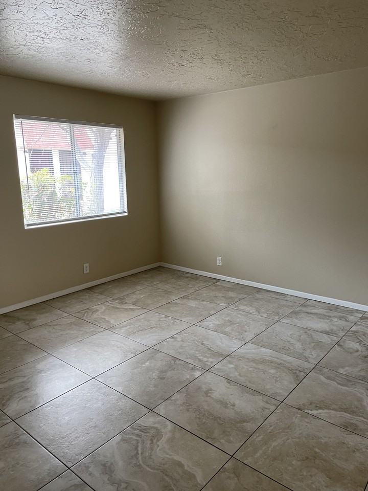 1041 Utah St Ne - Photo 5 of 20
