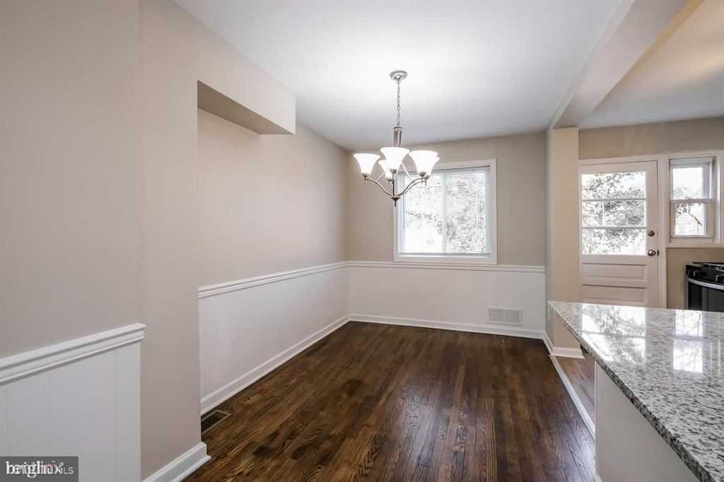 1021 Wedgewood Rd - Photo 2 of 9