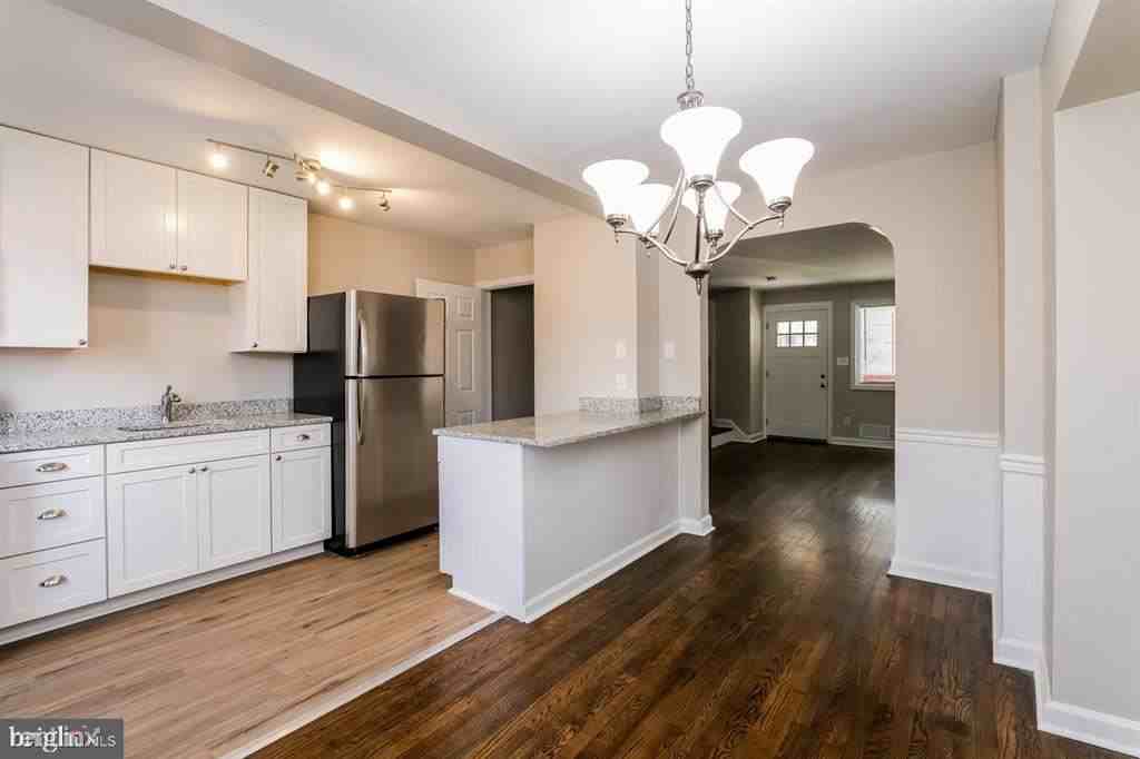 1021 Wedgewood Rd - Photo 3 of 9