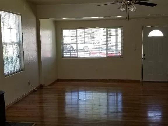 105 Yosemite St - Photo 3 of 4