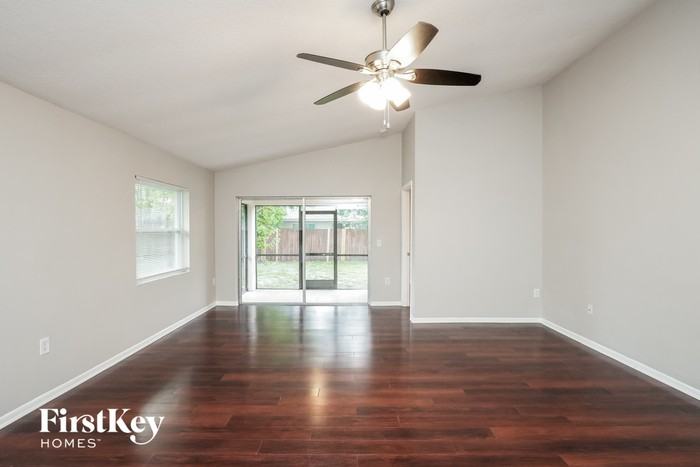 10625 Wyndcliff Dr - Photo 2 of 15