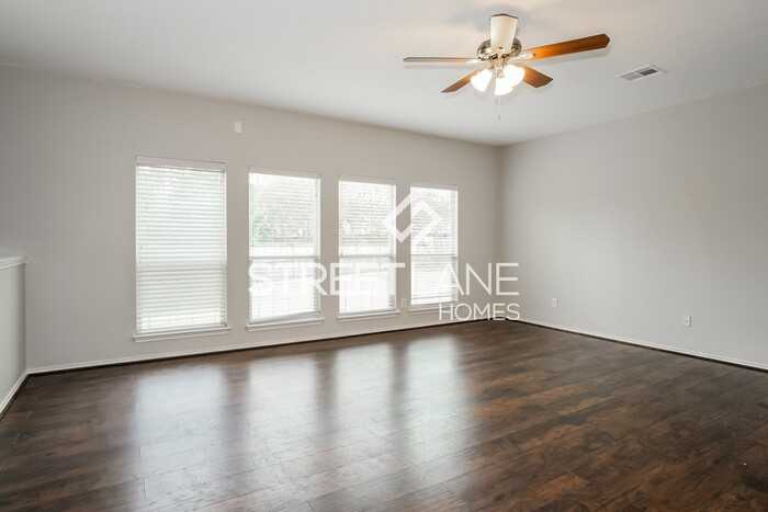 1401 Rainbow Parke Dr - Photo 2 of 13