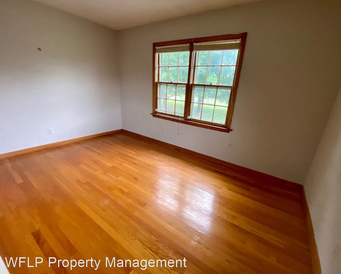 302 Fleetwood Dr. - Photo 2 of 3