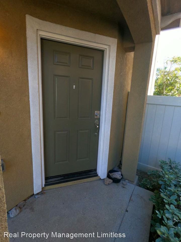 328 Field St - Photo 3 of 32