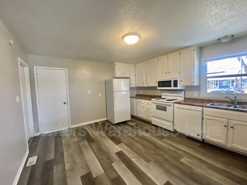 209 1st St - Photo 3 of 18