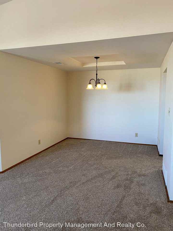 5215 Overlook Dr Ne - Photo 3 of 16